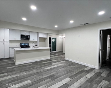 600 W Wilshire - Photo Thumbnail 3