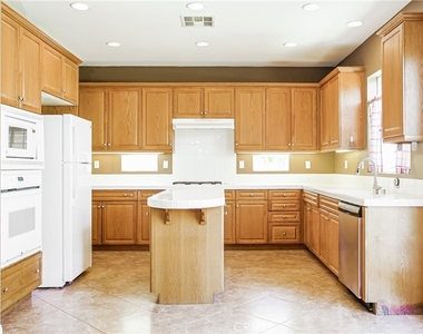 25088 Cypress St - Photo Thumbnail 4