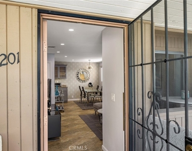 510 N Villa Court - Photo Thumbnail 2