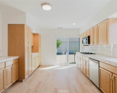 2007 W Kenneth Road - Photo Thumbnail 11