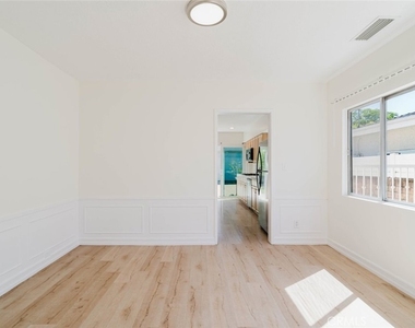 2007 W Kenneth Road - Photo Thumbnail 6
