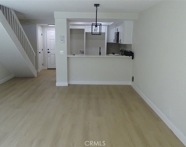 905 S Mountain Avenue - Photo Thumbnail 1