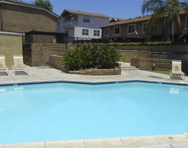 905 S Mountain Avenue - Photo Thumbnail 11
