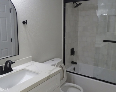 905 S Mountain Avenue - Photo Thumbnail 9