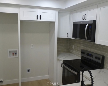 905 S Mountain Avenue - Photo Thumbnail 4