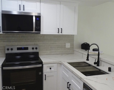 905 S Mountain Avenue - Photo Thumbnail 3