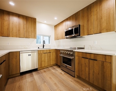 5933 Comey Avenue - Photo Thumbnail 13