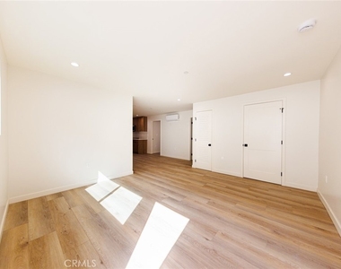 5933 Comey Avenue - Photo Thumbnail 7