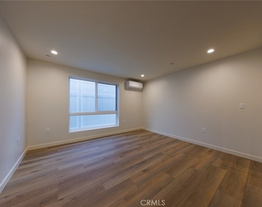 5933 Comey Avenue - Photo Thumbnail 21