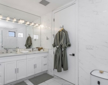 137 N Doheny Drive - Photo Thumbnail 26