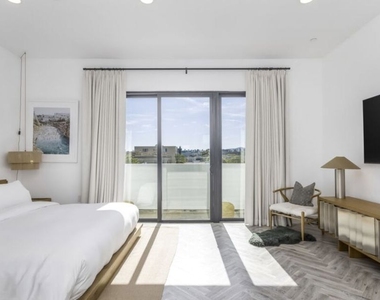 137 N Doheny Drive - Photo Thumbnail 28