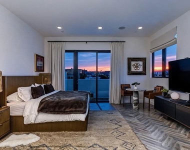 137 N Doheny Drive - Photo Thumbnail 8