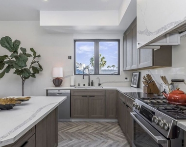 137 N Doheny Drive - Photo Thumbnail 18