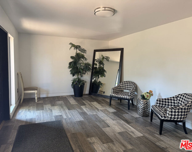 1601 Veteran Avenue - Photo Thumbnail 8