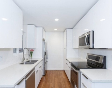 1601 Veteran Avenue - Photo Thumbnail 4
