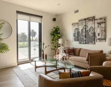 1110 S Spaulding Avenue - Photo Thumbnail 2