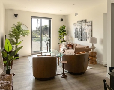 1110 S Spaulding Avenue - Photo Thumbnail 3