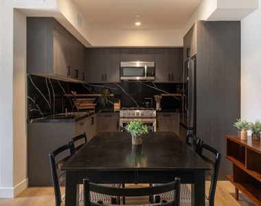 1110 S Spaulding Avenue - Photo Thumbnail 6
