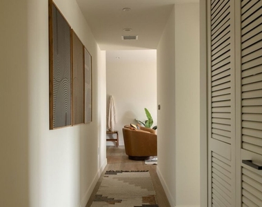 1110 S Spaulding Avenue - Photo Thumbnail 7