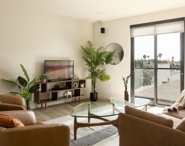 1110 S Spaulding Avenue - Photo Thumbnail 4