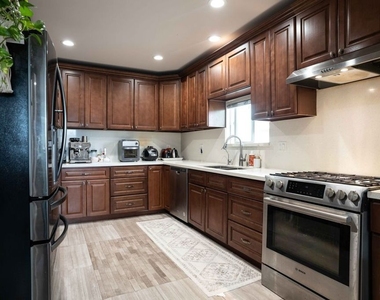 306 E 36th Street - Photo Thumbnail 3