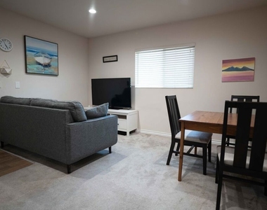 306 E 36th Street - Photo Thumbnail 2