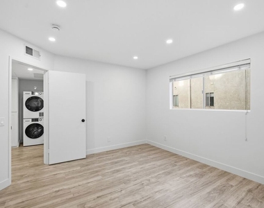 13025 Moorpark Street - Photo Thumbnail 11