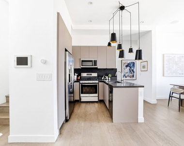 1819 1/2 Veteran Avenue - Photo Thumbnail 8