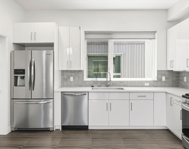6021 W Beachwood Lane - Photo Thumbnail 8