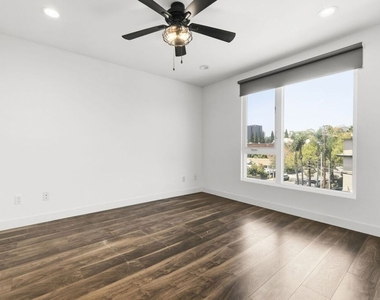 6021 W Beachwood Lane - Photo Thumbnail 11