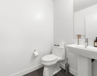 6021 W Beachwood Lane - Photo Thumbnail 9