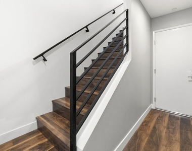 6021 W Beachwood Lane - Photo Thumbnail 2