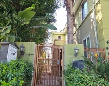 451 S Doheny Drive - Photo Thumbnail 18