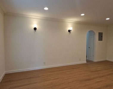 451 S Doheny Drive - Photo Thumbnail 4