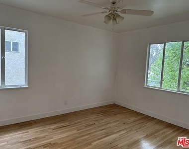 451 S Doheny Drive - Photo Thumbnail 12