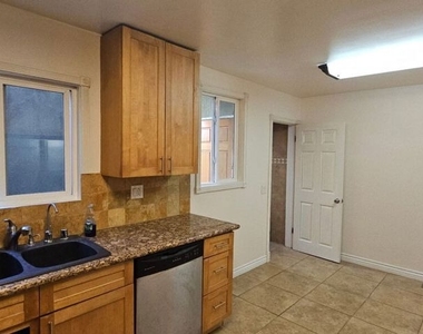 451 S Doheny Drive - Photo Thumbnail 8