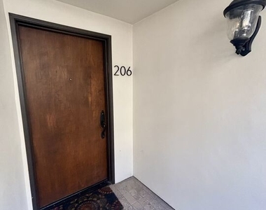 122 N Clark Drive - Photo Thumbnail 2
