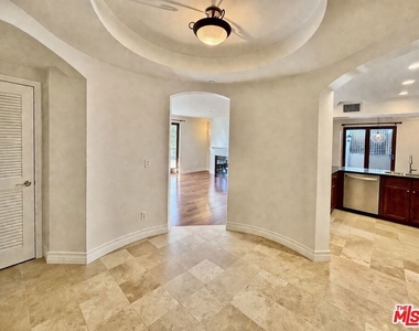 122 N Clark Drive - Photo Thumbnail 3