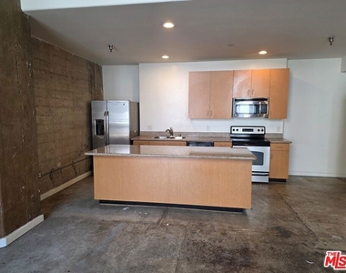 711 S Olive Street - Photo Thumbnail 3