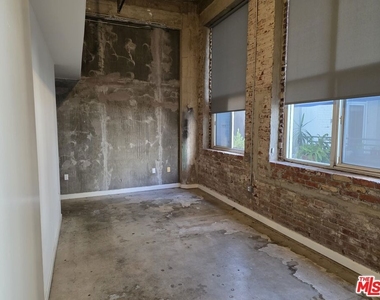 711 S Olive Street - Photo Thumbnail 4