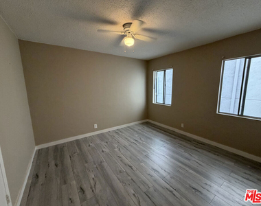 11842 Goshen Avenue - Photo Thumbnail 3