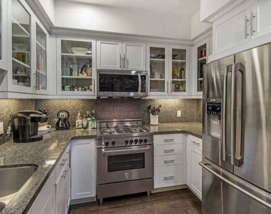 817 N Alfred Street - Photo Thumbnail 7