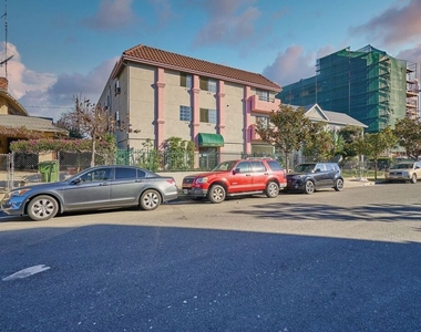 820 S St Andrews Place - Photo Thumbnail 22