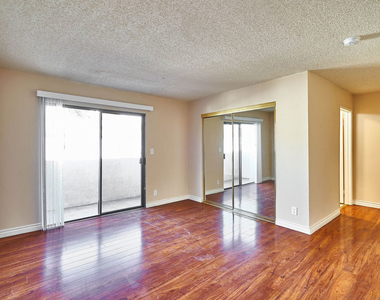820 S St Andrews Place - Photo Thumbnail 10