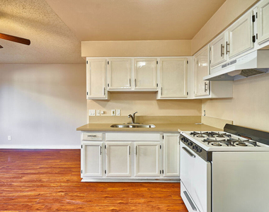 820 S St Andrews Place - Photo Thumbnail 2