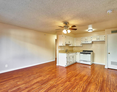 820 S St Andrews Place - Photo Thumbnail 16