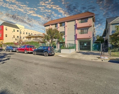 820 S St Andrews Place - Photo Thumbnail 26