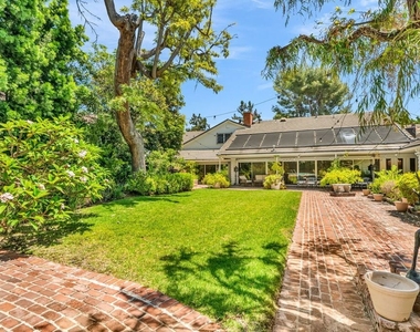 701 N Sierra Drive - Photo Thumbnail 14