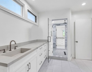 701 N Sierra Drive - Photo Thumbnail 7