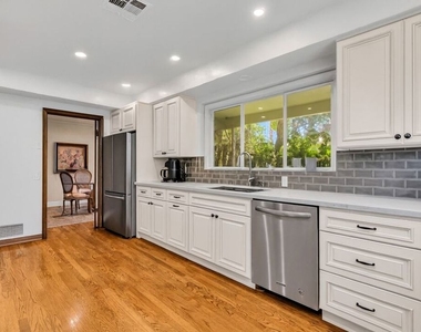 701 N Sierra Drive - Photo Thumbnail 4